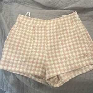 These shorts are absolutely adorable with pockets. Perfect for a cute dinner